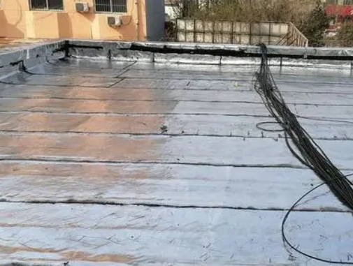 吕梁卫生间漏水维修公司分享下吕梁屋面楼顶防水刚性防水层施工要点。